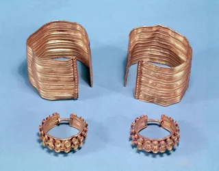 Zwei offene facettierte Armbänder und ein Paar Ohrringe, aus dem fürstlichen Grab von Sainte-Colombe, Côte d